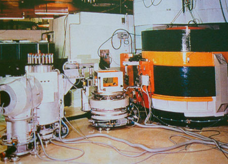 Triple axis spectrometer